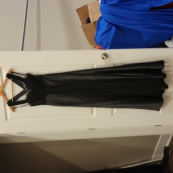 # 53. Formal/ Evning Dress. - Picture 3 of 15